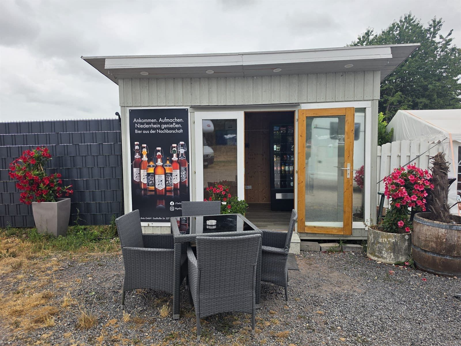 Unsere Hütte am Wohnmobilpark Xanten mit gemütlicher Sitzecke