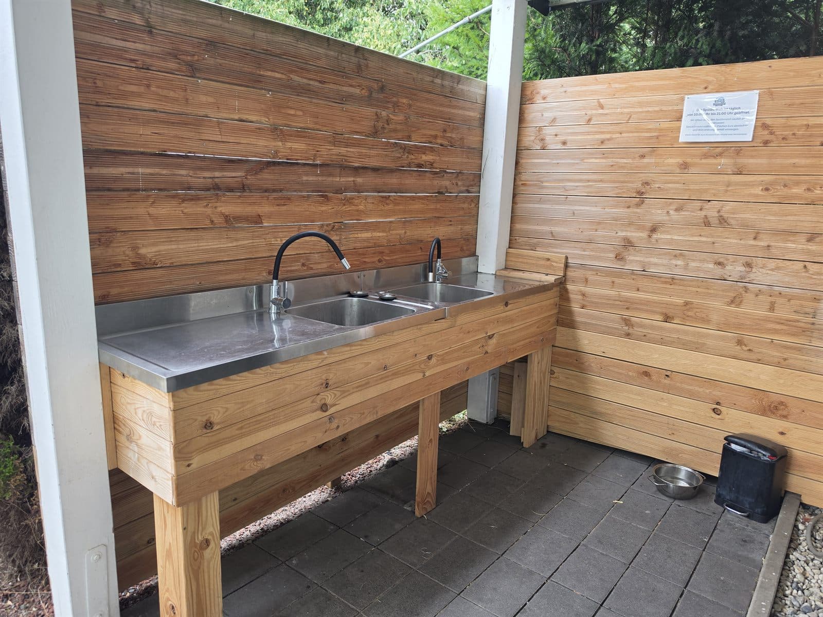 Überdachter Spülbereich mit Edelstahlbecken am Wohnmobilpark Xanten